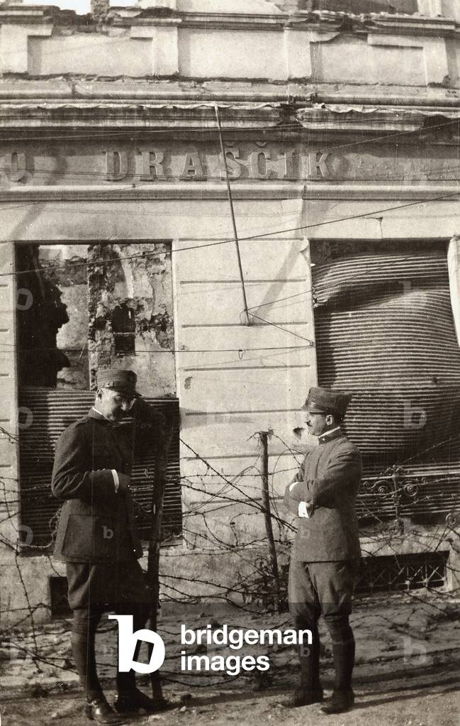 Ugo Ojetti in the company of De Marinis, in Gorizia. The photo was taken in 1916, during WWI.
