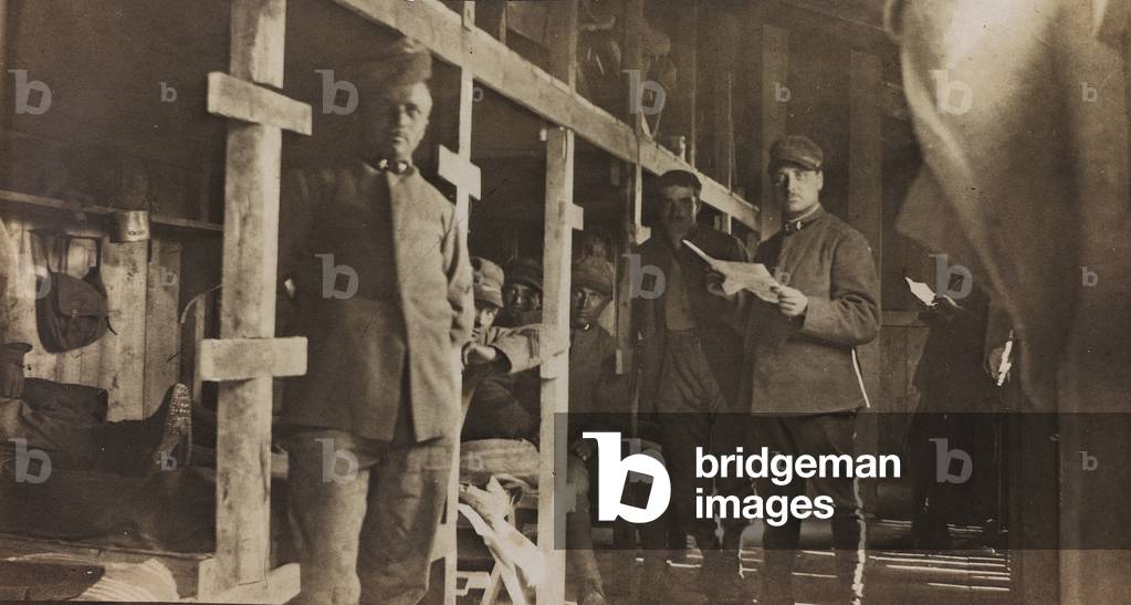 World War I: Italian soldiers in a barrack (b/w photo)
