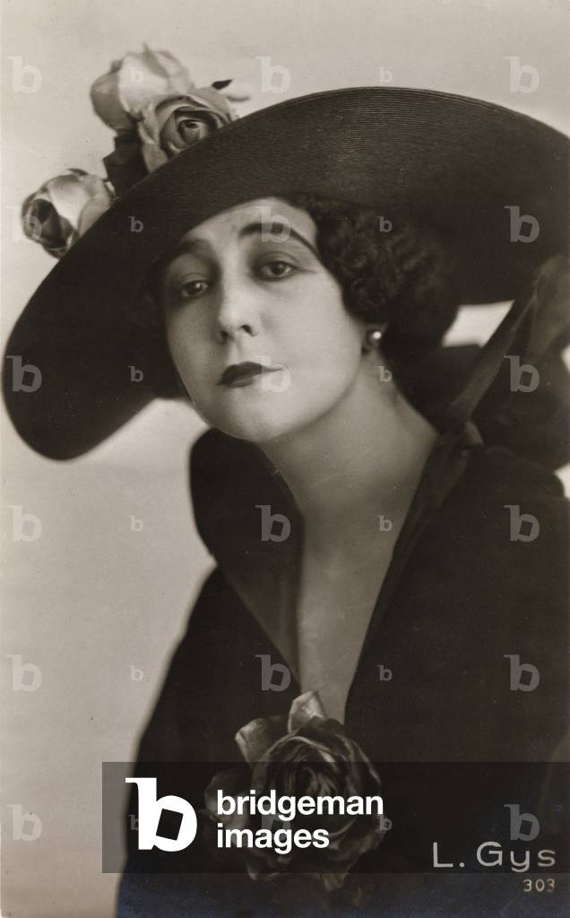 Half-length portrait of the film actress L. Gys in an elegant outfit complete with a large hat