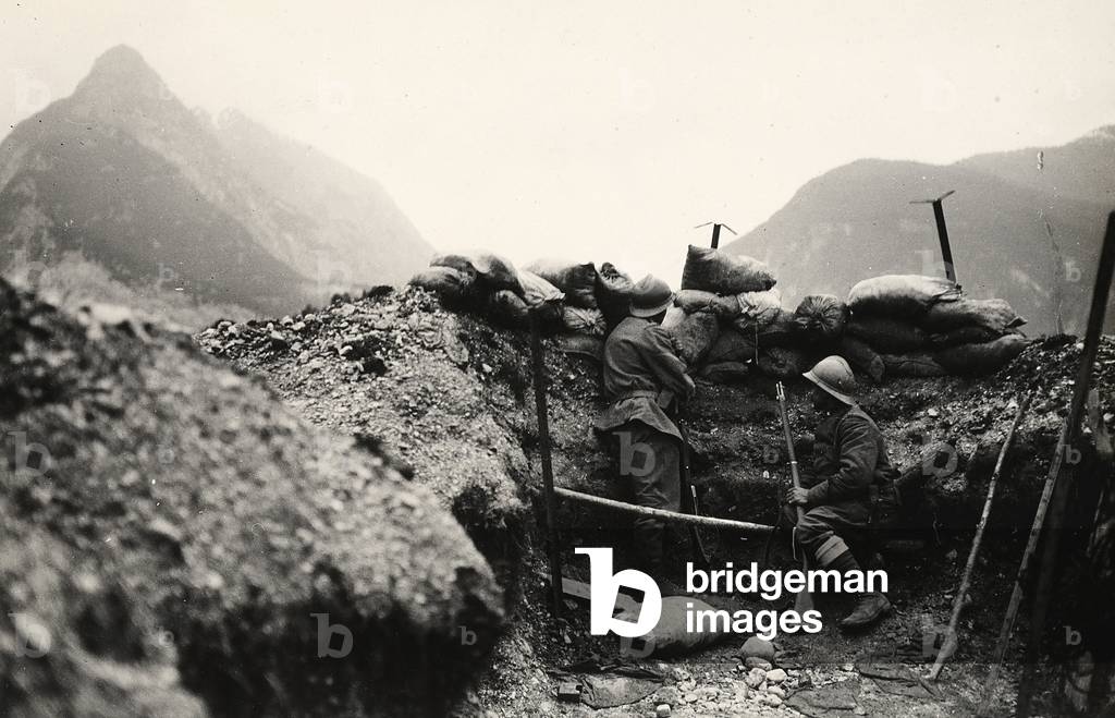 Italian soldiers of World War I on lookout in the vicinity of Plezzo (b/w photo)