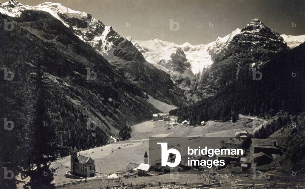 Panorama of Trafoi surrounded by the high snowy summits, 1924 (b/w photo)