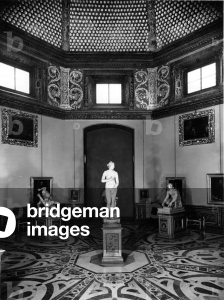 View of the octagonal Tribune room with classical sculptures, designed by Bernardo Buontalenti (1531-1608) 1584 (b/w photo) (see also 93598-9)