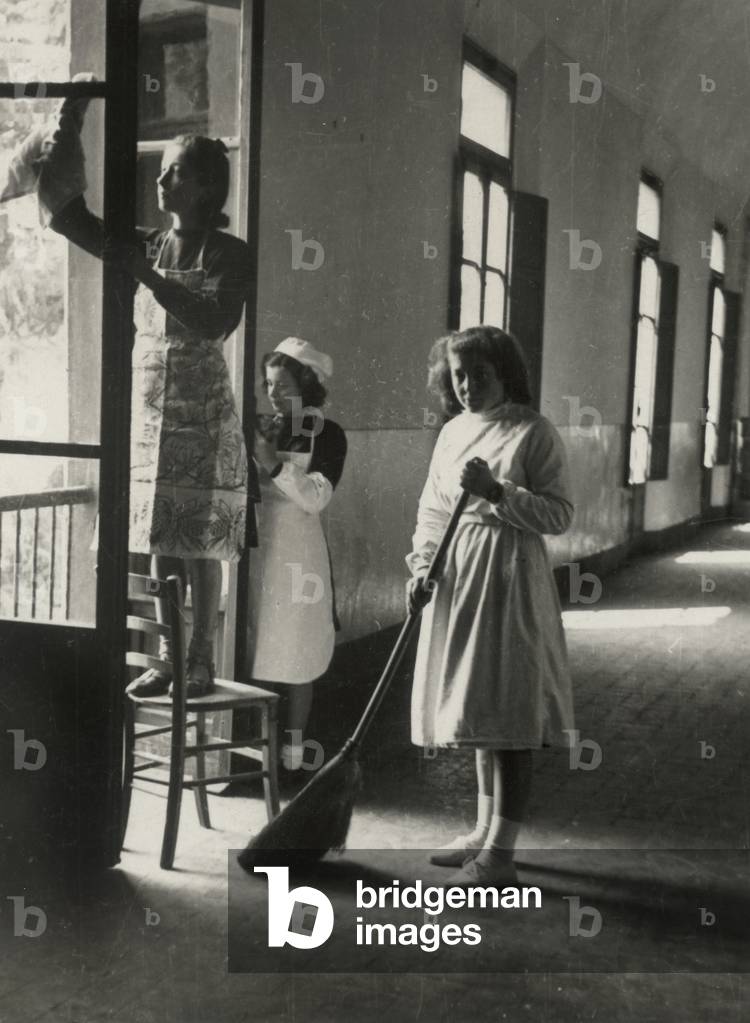 Some women busy in the practice of house cleaning at the female school of professional training 