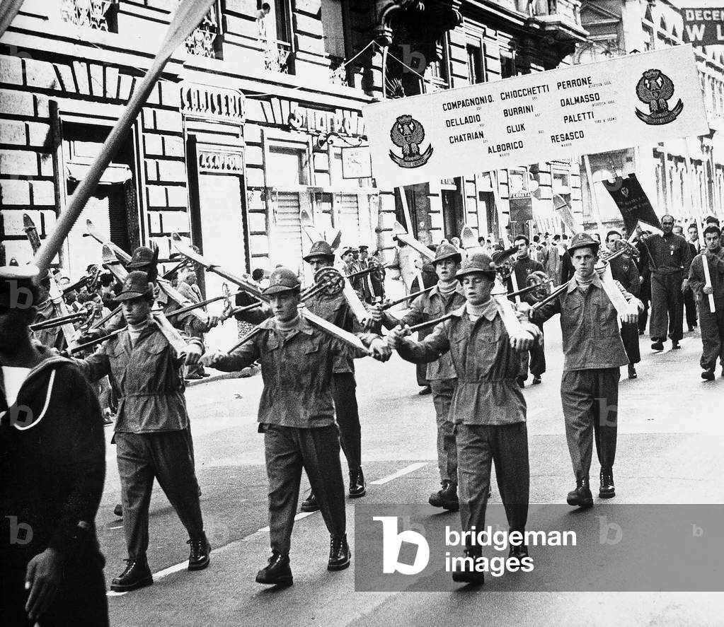 Displays and games called by the Centro Sportivo Italiano: the Alpine ski team processes in the streets of Rome, toward Piazza San Pietro
