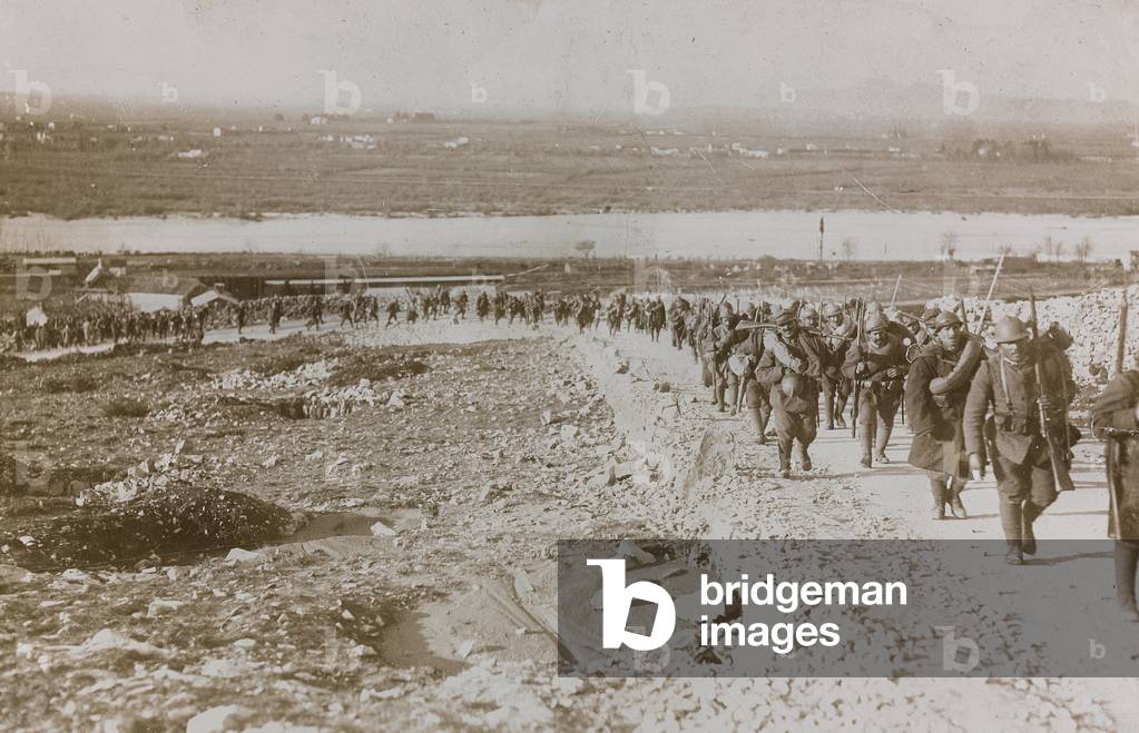 First World War: troops marching to the war front in San Michele (b/w photo)