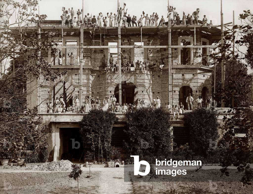 Building workers on scaffolding of Villa il Salviatino, near Florence