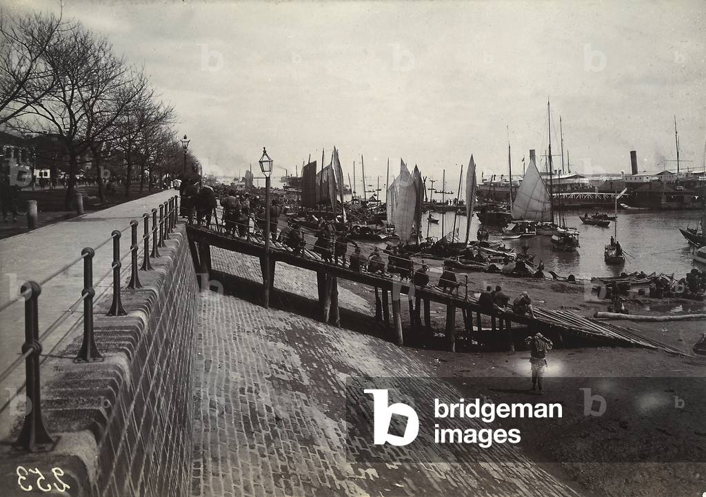 Boats moored in a Chinese city harbor, 1904-1906 (print on double-weight paper)