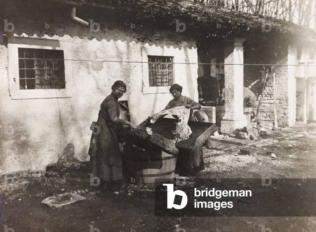 Album of the First World War in Friuli-Venezia Giulia: women in the washroom, 03/1916 (b/w photo)