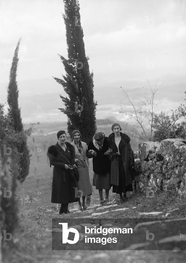 Female group portrait, San Gimignano, Siena, Italy, 14/04/1932 (b/w photo)