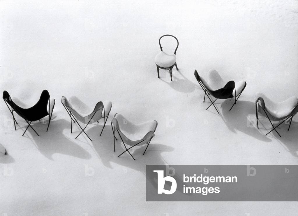 Six chairs in the snow from above (b/w photo)