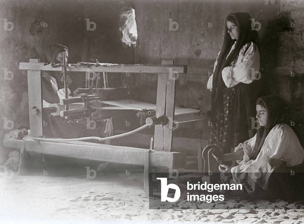 Women from Sardegna at the loom, 1903 (print on double-weight paper)