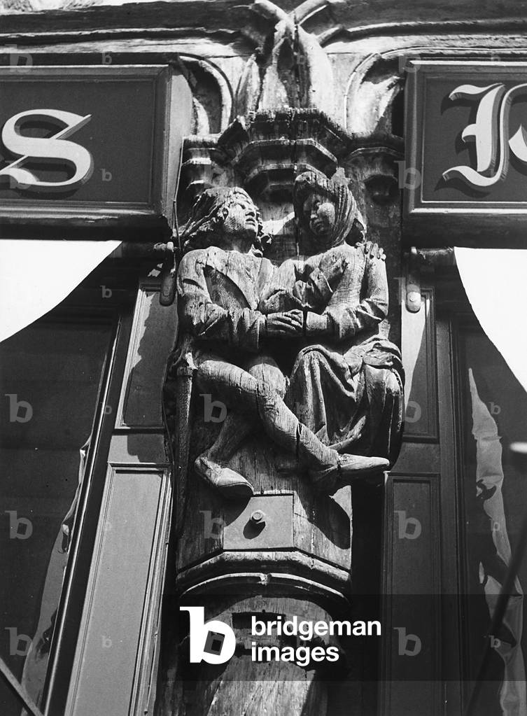 Two lovers: decorative sculpture group on a building in Angers