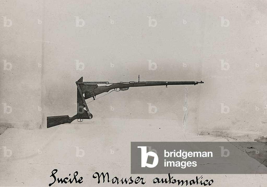 World War I: Mauser rifle automatic (b/w photo)