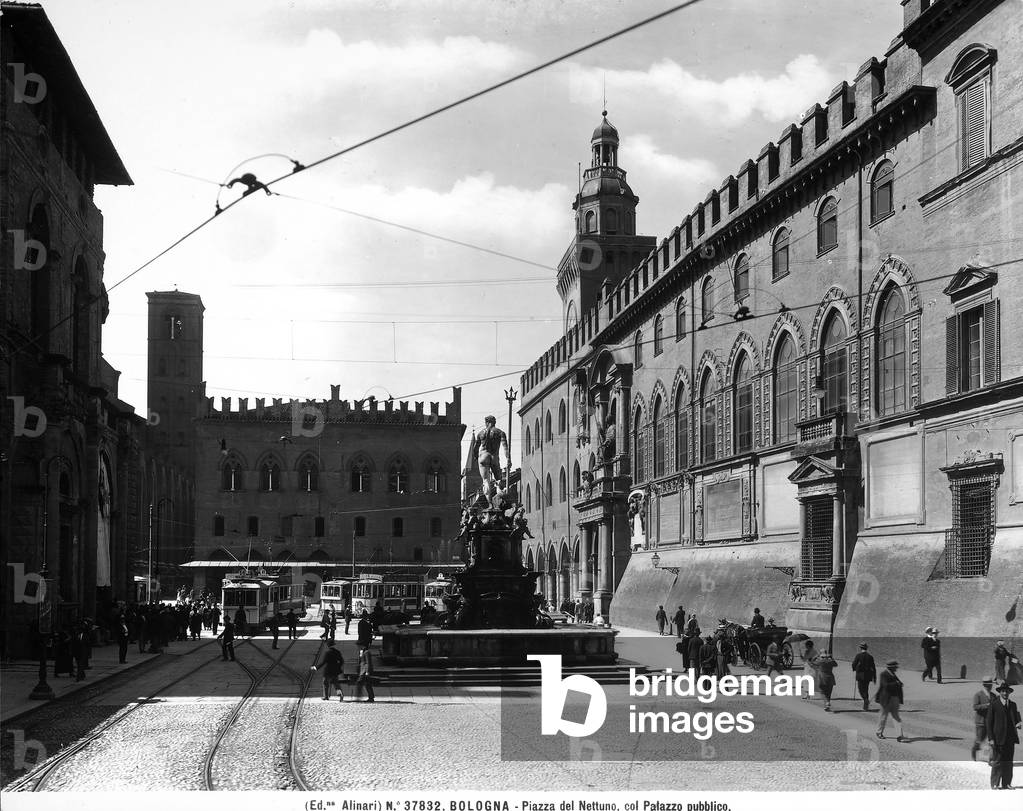 Piazza del Nettuno in Bologna with the fountain by Giambologna and the Town Hall. In the background is Palazzo dei Notai.