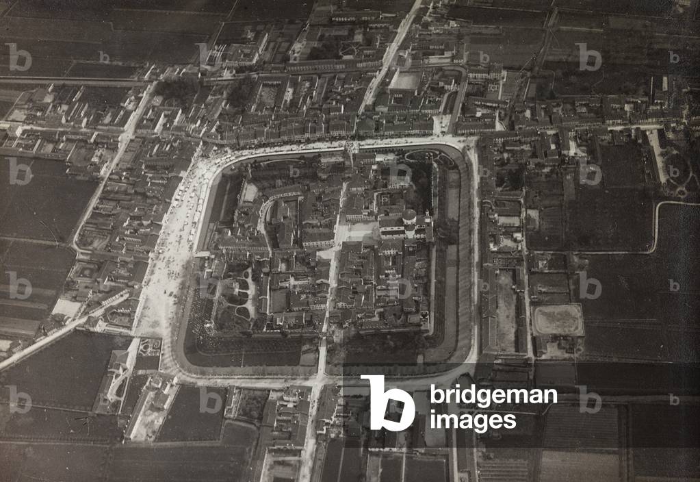 First World War: view of the city taken from a blimp of the Italian Army (b/w photo)