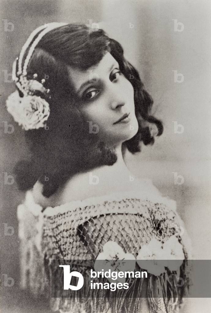 Portrait studio of a young woman seen in profile.