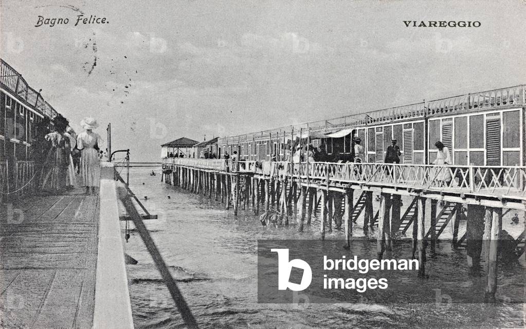 Animated view of the Bagno Felice in Viareggio; postcard