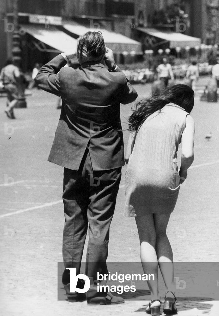 A young couple in Piazza Navona