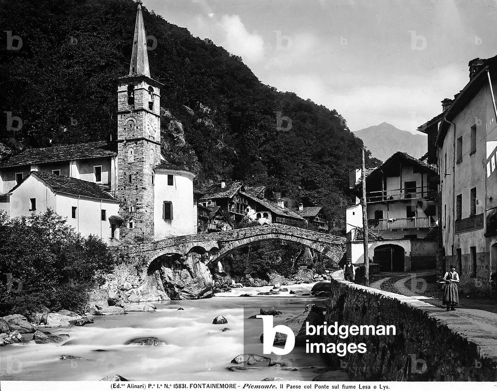 The town of Fontainemore, Val d'Aosta, crossed by the River Lys. To the left of the bridge, the apse and bell tower of the Church of Sant'Antonio are visible.