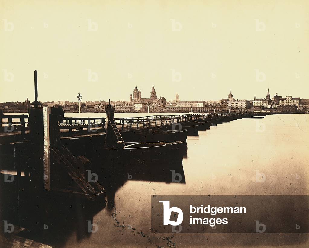 View of the German city of Mainz. In the foreground, the bridge over the Rhine with some boats moored