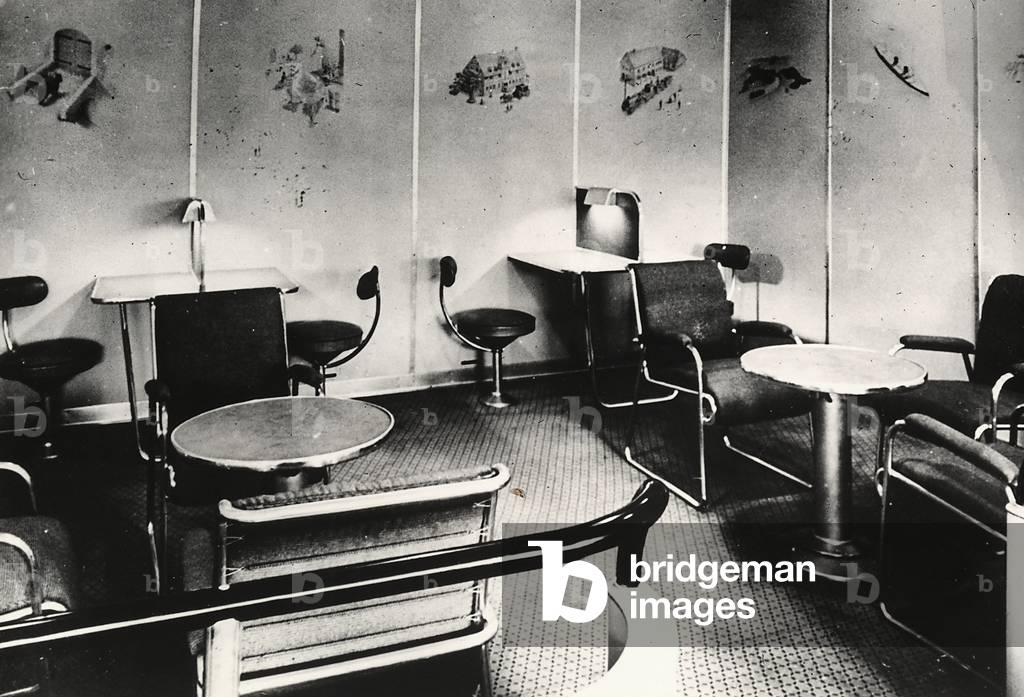 The reading room of the new German dirigible 