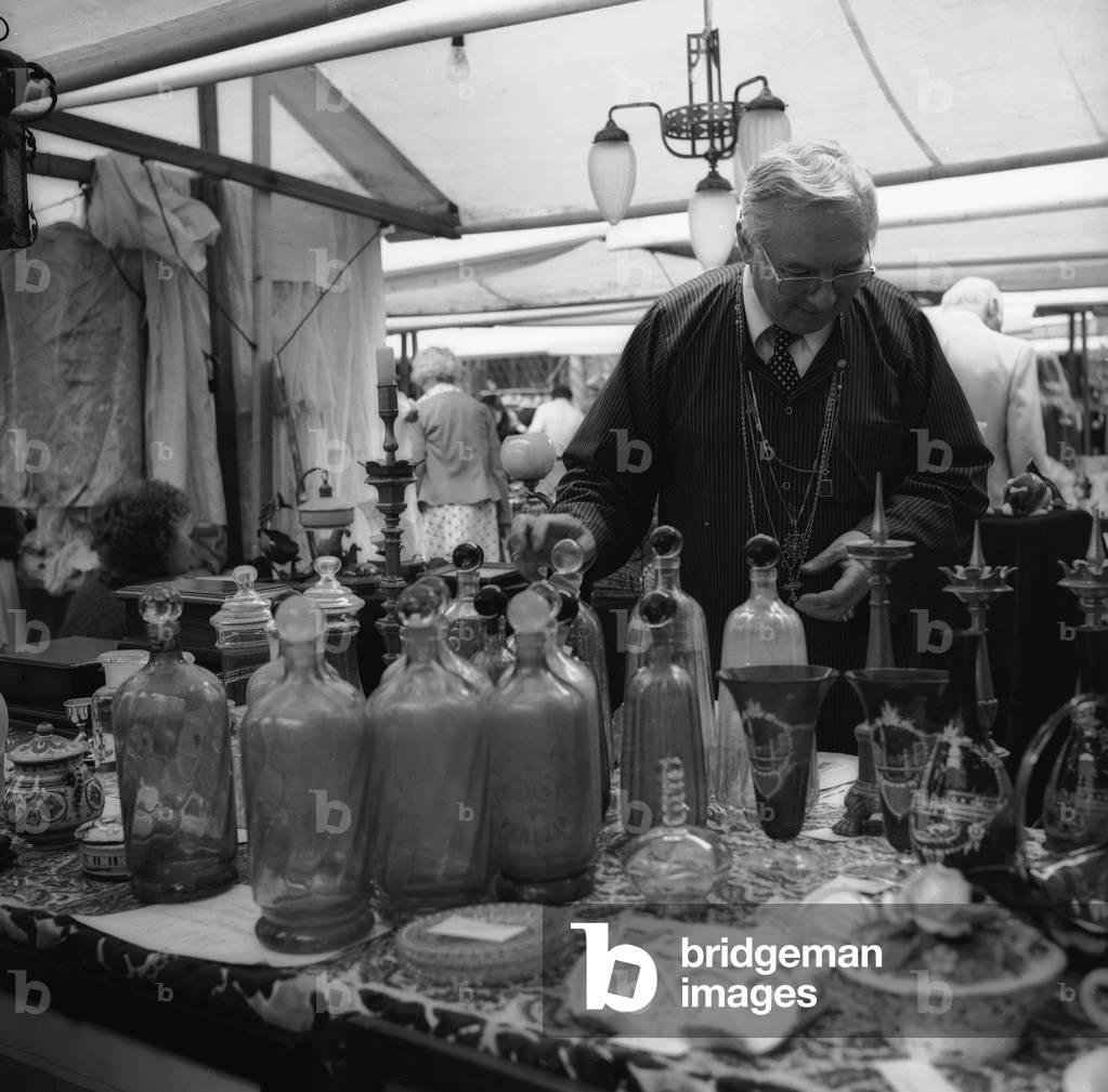 Antique market in Murano (b/w photo)