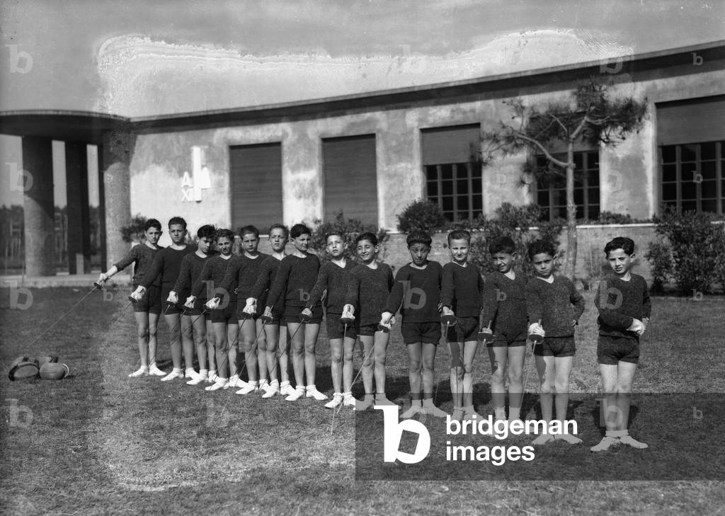 Villa Rosa Maltoni Mussolini: young students lined up for a fencing match