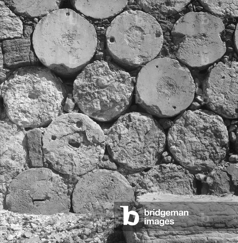 Wall of the temple of Bel in Palmyra (b/w photo)