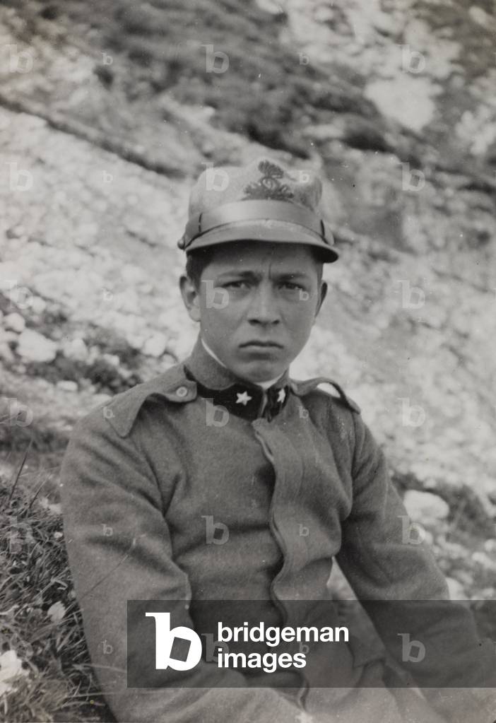 First World War: portrait of a young lieutenant to 18 years (b/w photo)