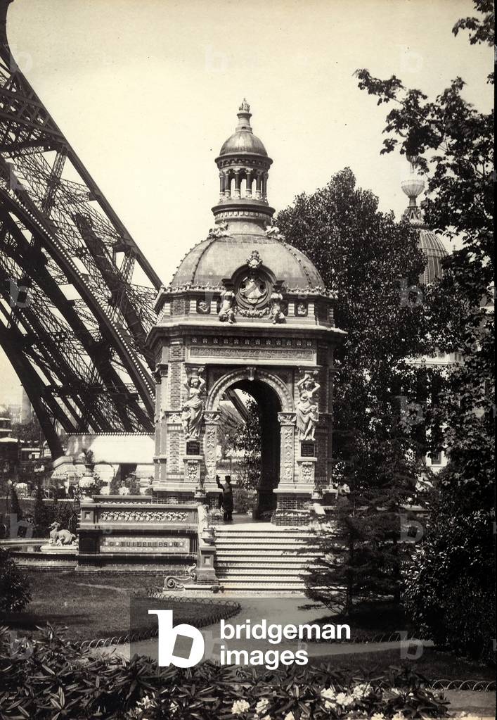 World's Fair of 1889: small architectural construction with dome, statues and decorations with bas-reliefs at the foot of the Eiffel Tower.