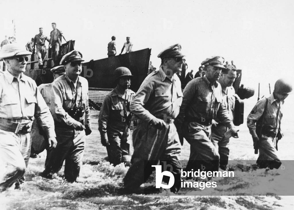 Allies landing on the island of Leyte in the Philippines, 10/1944 (b/w photo)