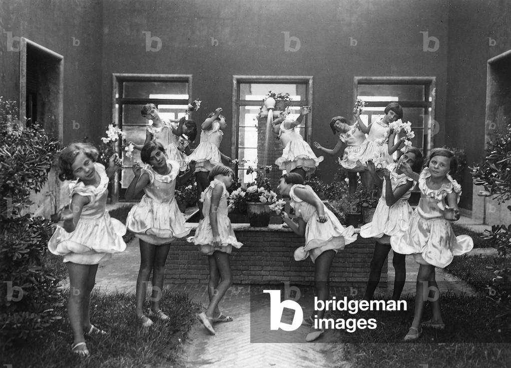 The dance of the campanule: performance organized in the theatre of Villa Rosa Maltoni Mussolini, Calambrone