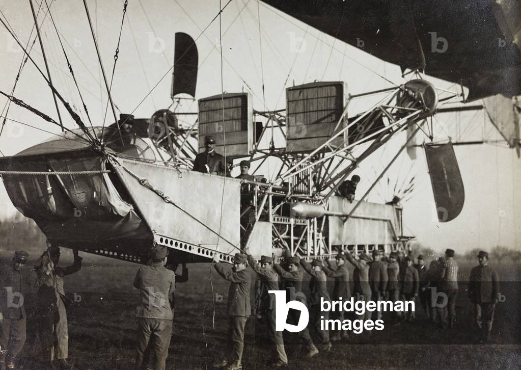 First World War: detail of an airship in the Italian army before take-off (b/w photo)