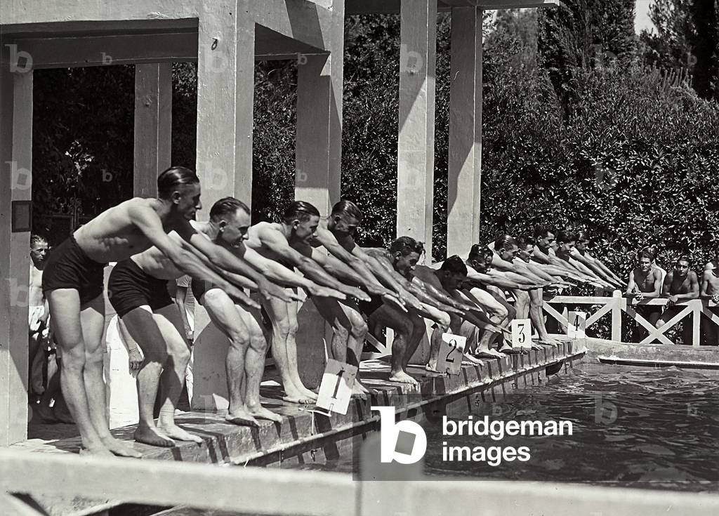Amateur swimmers ready for diving, for the title of fast swimmer, Italy, 1930-45 (gelatin silver print)