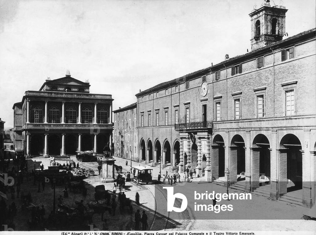 Busy view of Piazza Cavour in Rimini, with the Palazzo dell'Arengo.