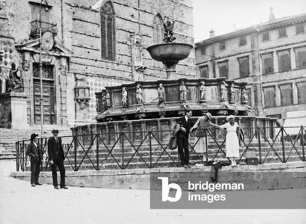 Group of tourists photographed in front of the Fontana Maggiore in piazza IV Novembre in Perugia