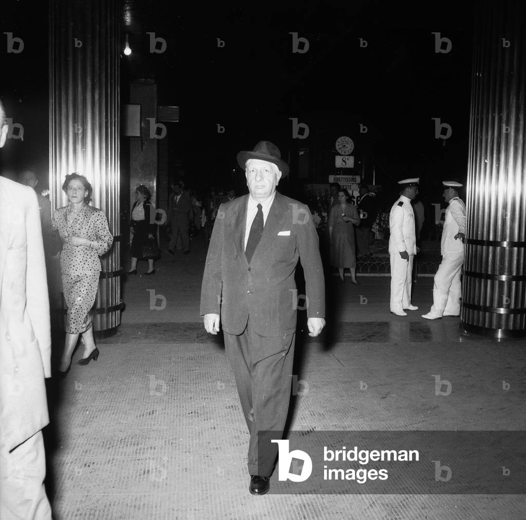 Arrival of the painter Giorgio de Chirico (1888-1978) to Venice, 06/1956 (b/w photo)