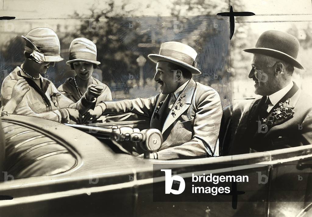 Spanish king Alfonso XIII in his car, conversing wtih two girls