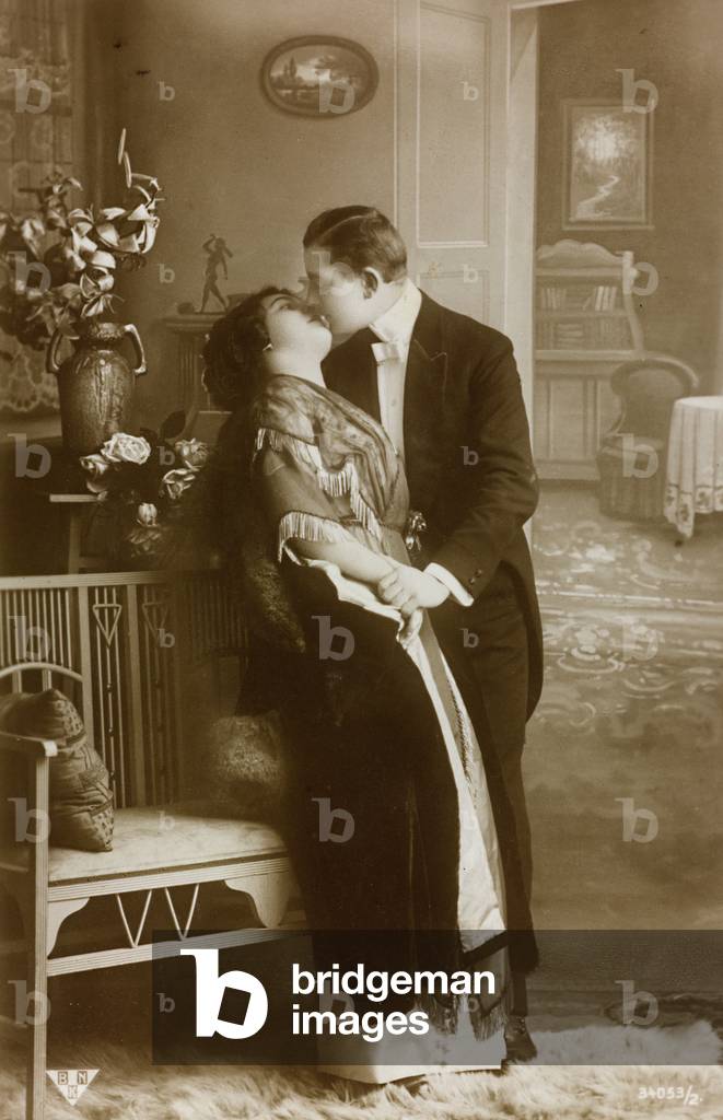Postcard depicting two lovers while kissing each other, 