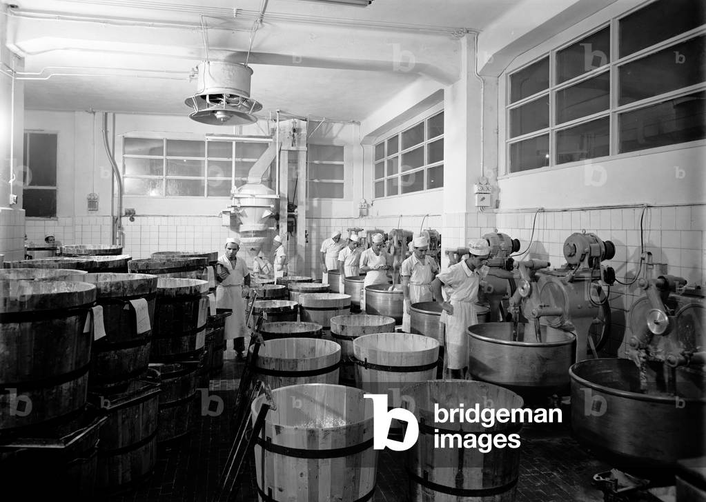 The dough department of the Motta factory in Milan, 1950 (photo)