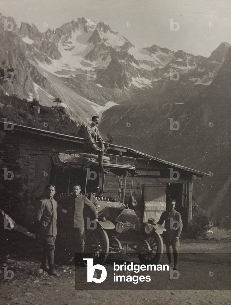 First World War: A group of mountain photographed in front of a military bunker in the mountains, 29/07/1916 (b/w photo)