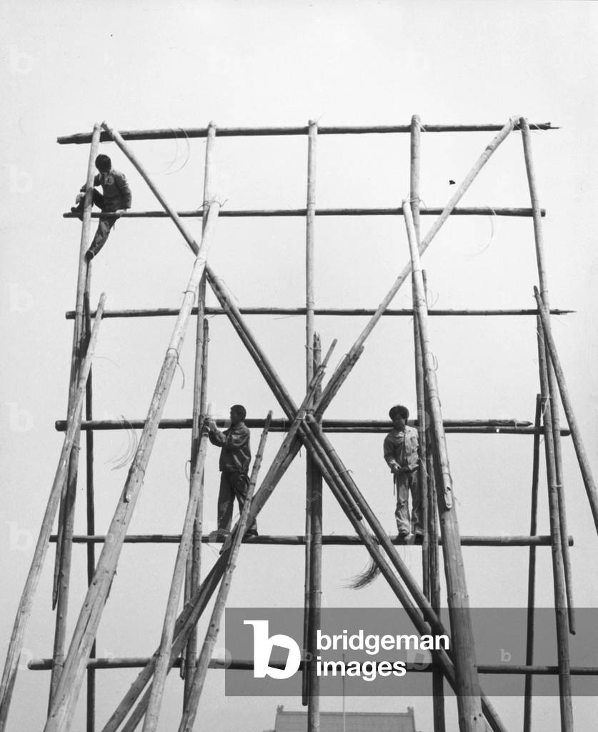 Workers on bamboo trellises in Tiananmen Square in Beijing (b/w photo)