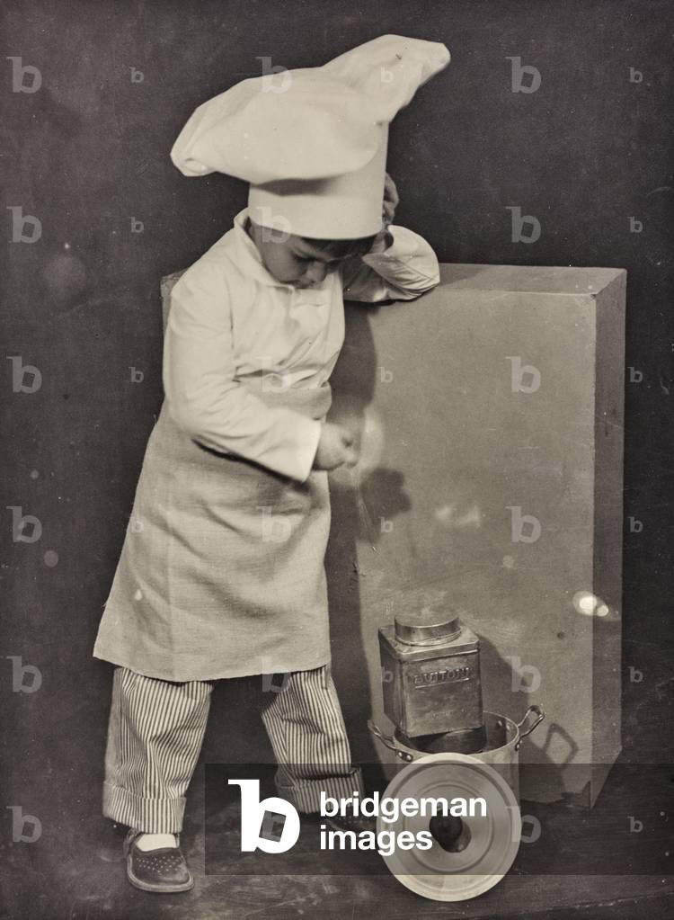 Advertising with a child dressed as a chef