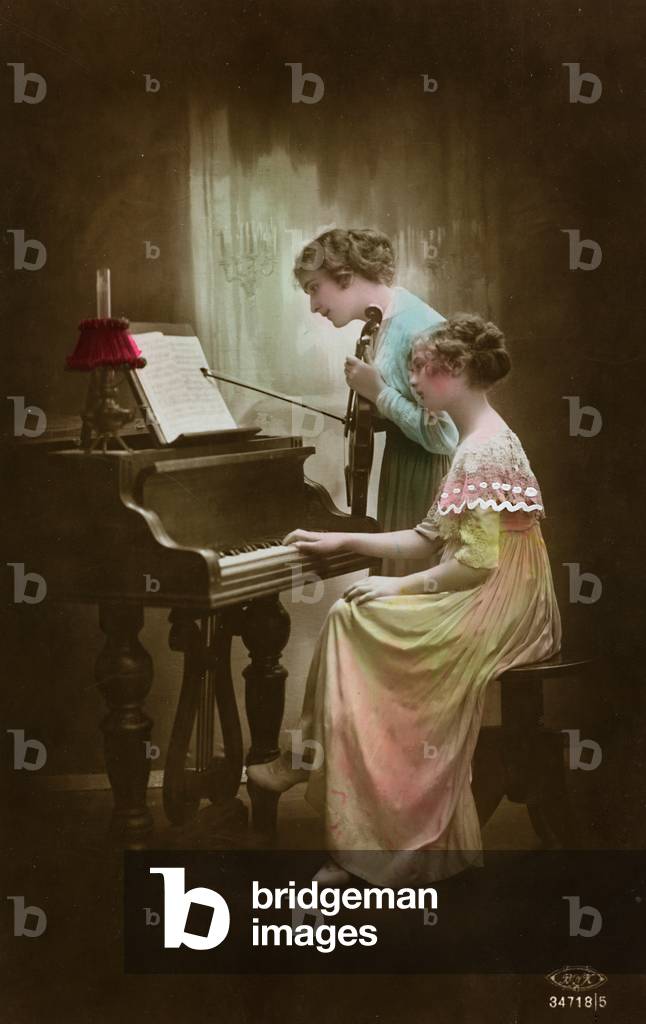 Postcard depicting two young girl while playing music, 