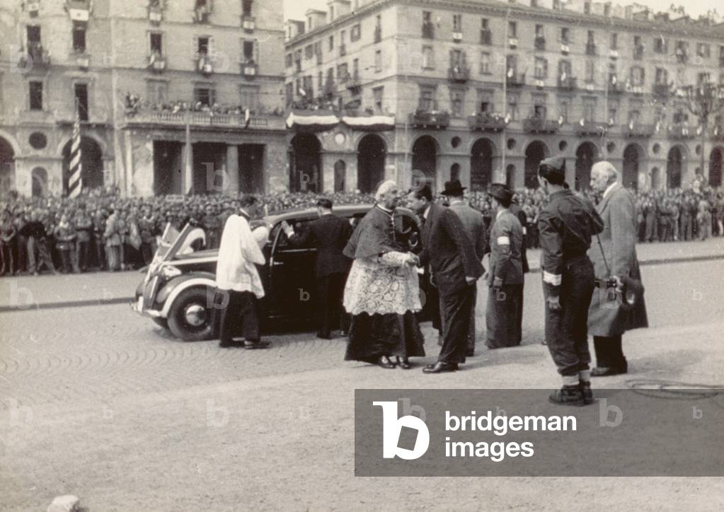 The civil authorities in Turin receive cardinal Maurilio Fossati in Piazza Vittorio on the day the liberation of the city is being celebrated, 06/05/1945 (b/w photo)