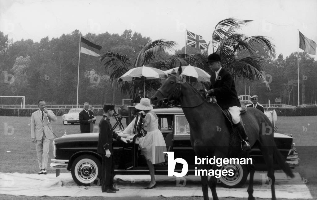 Mrs. climb aboard a mercedes during the competition, 