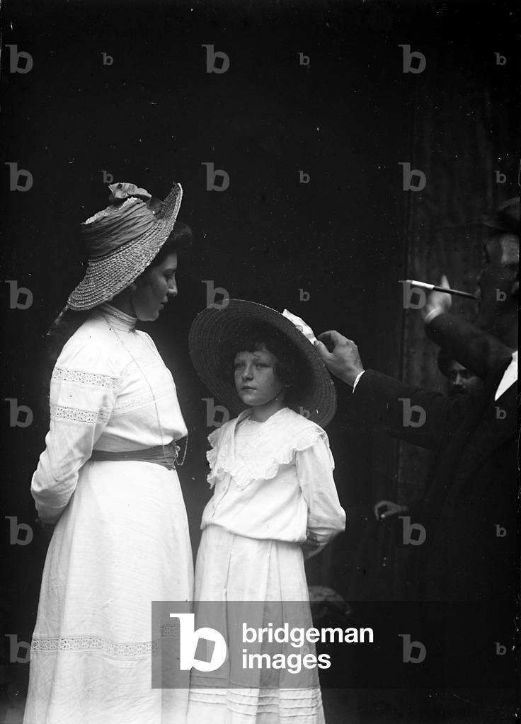 Portrait of a woman with child in Tivoli