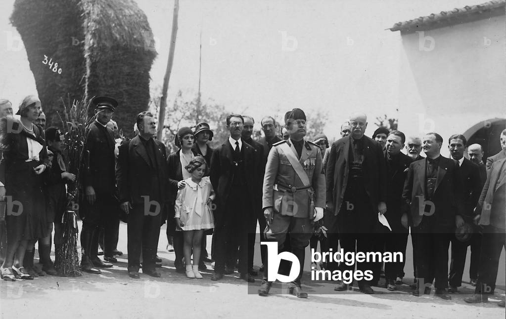 Album showing the visit made by S.E. Benito Mussolini to the Padule farm in Bagno a Ripoli, property of Prince Senator Piero Ginori Conti: Il Duce shown with Count Ginori and other people on his property, 17/06/1930 (b/w photo)