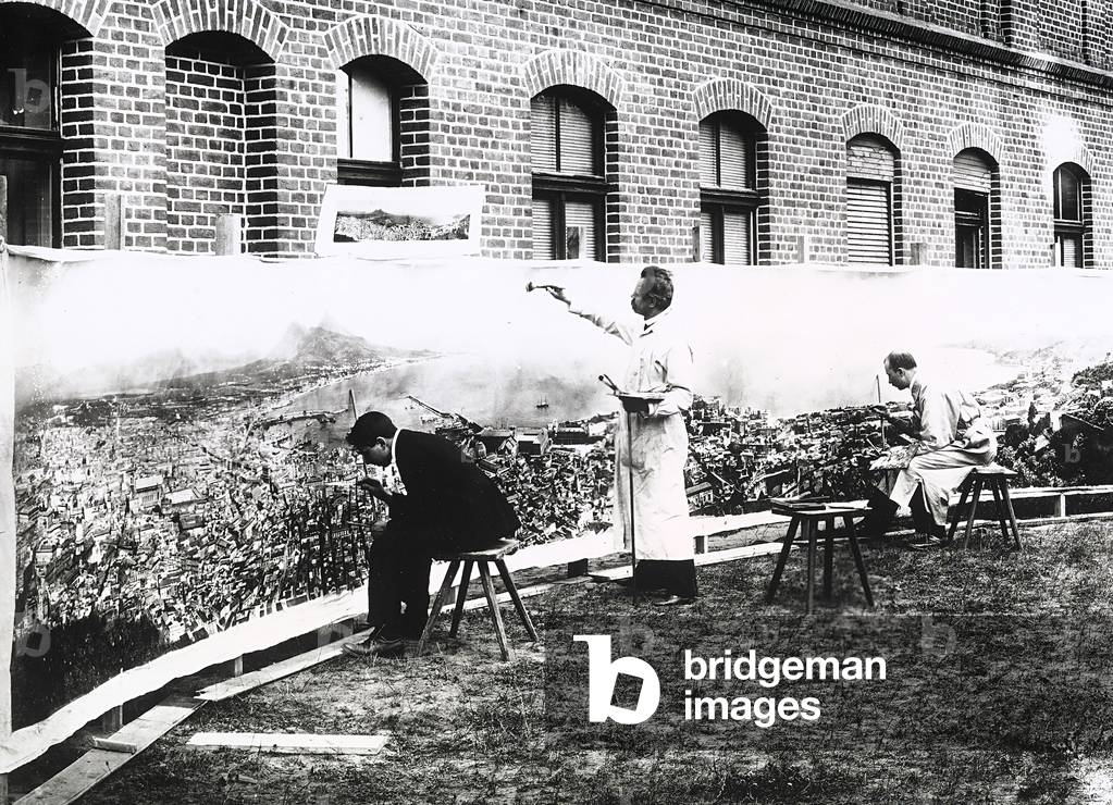 Three painters retouching the largest photograph until 1918 (12m x 1m). The photo shows a view of Naples. (b/w photo)