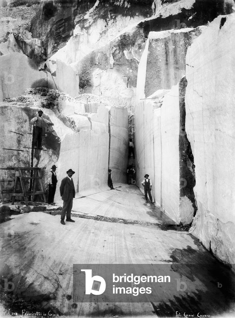 Some excavators pose between the walls of the 